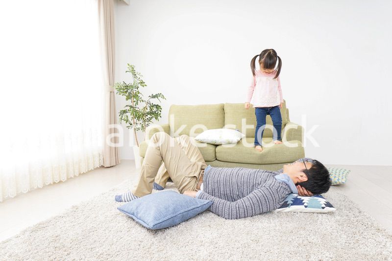 子育てをするイクメンパパ