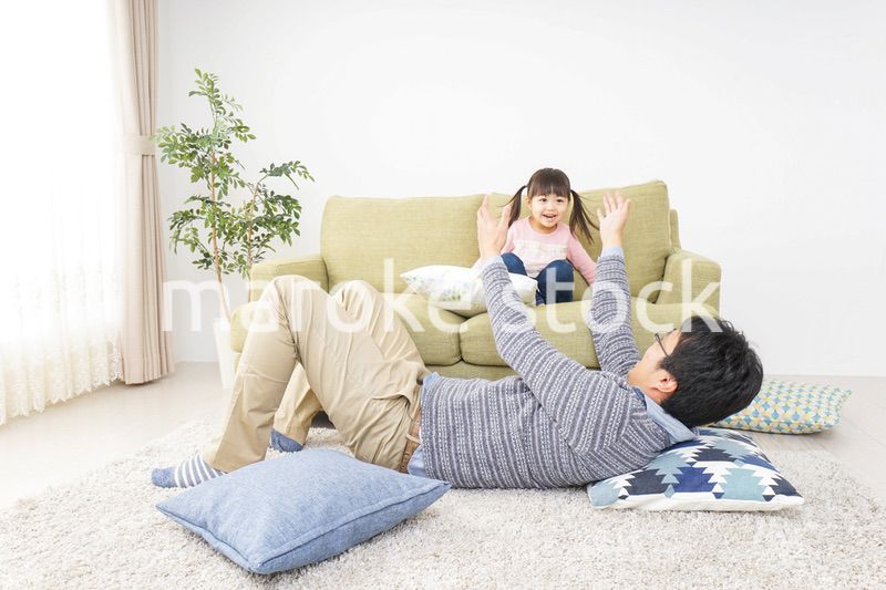 子育てをするイクメンパパ