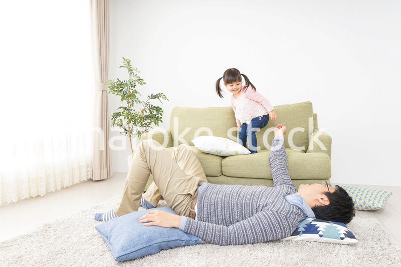 子育てをするイクメンパパ