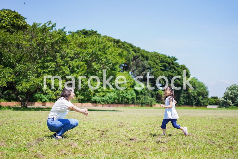 小さな子供を抱っこするお母さん