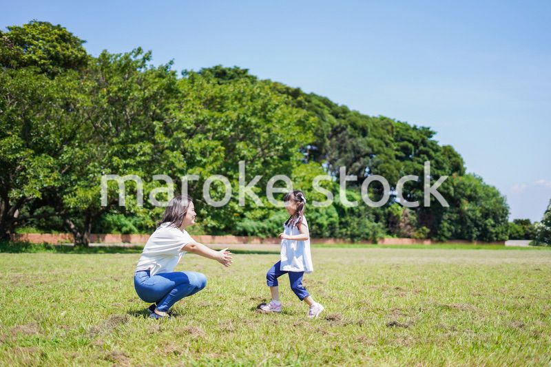 小さな子供を抱っこするお母さん