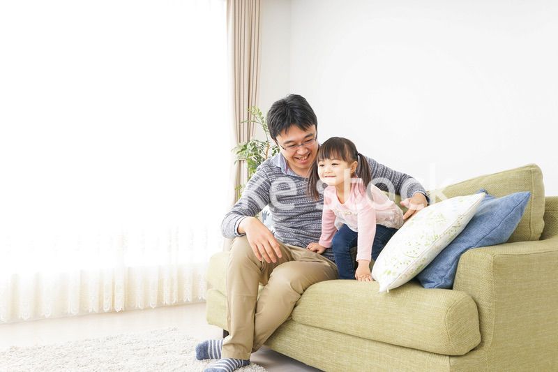 子育てをするイクメンパパ