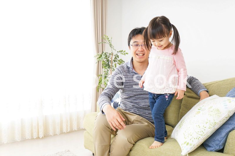 子育てをするイクメンパパ