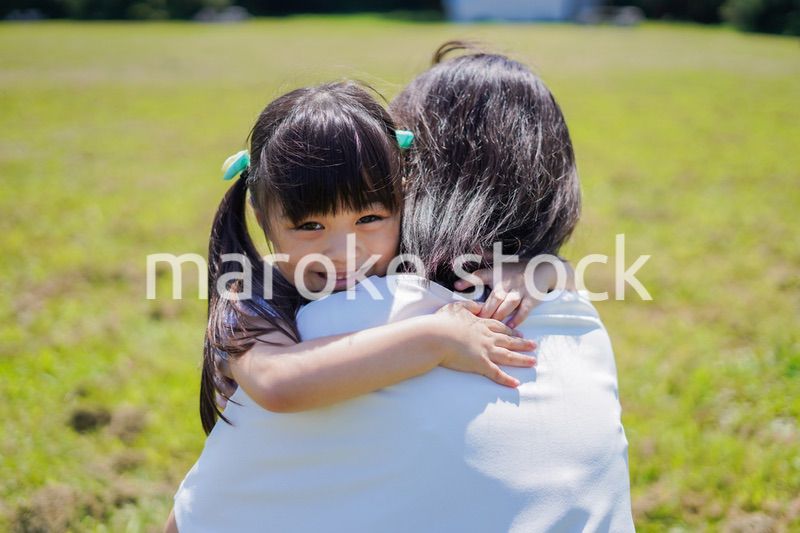 小さな子供を抱っこするお母さん