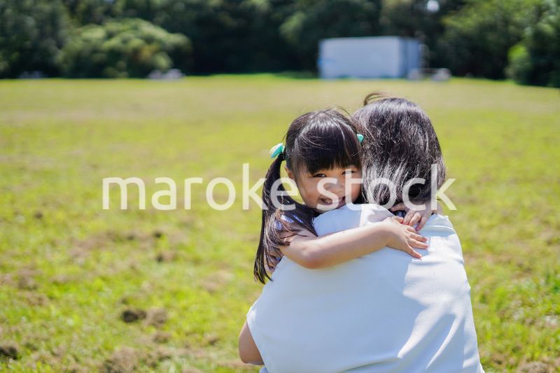 小さな子供を抱っこするお母さん