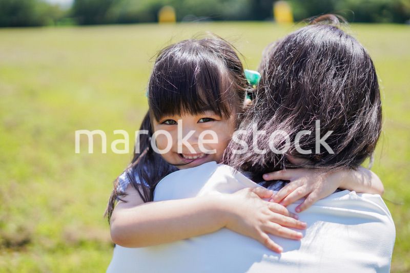 小さな子供を抱っこするお母さん