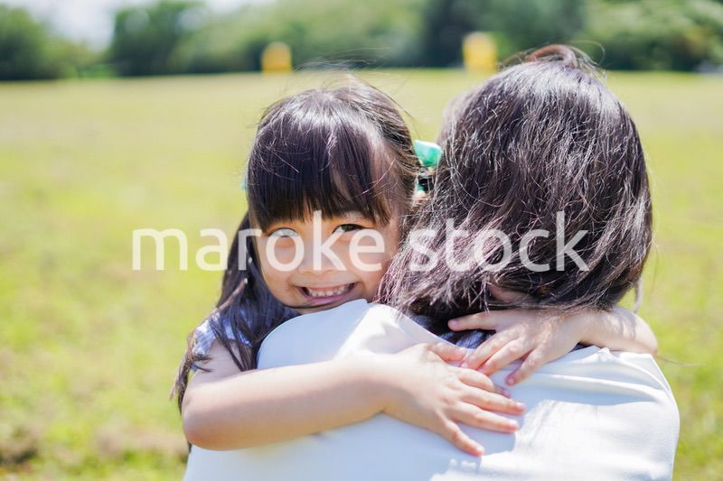 小さな子供を抱っこするお母さん