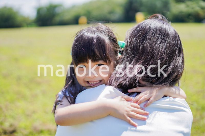 小さな子供を抱っこするお母さん