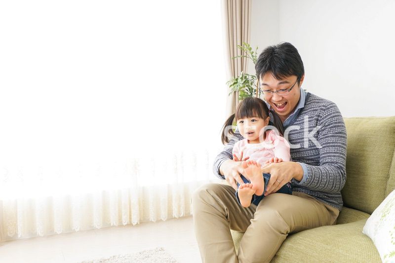 子育てをするイクメンパパ