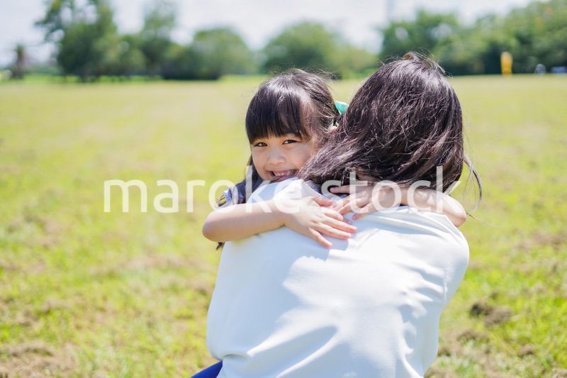 小さな子供を抱っこするお母さん