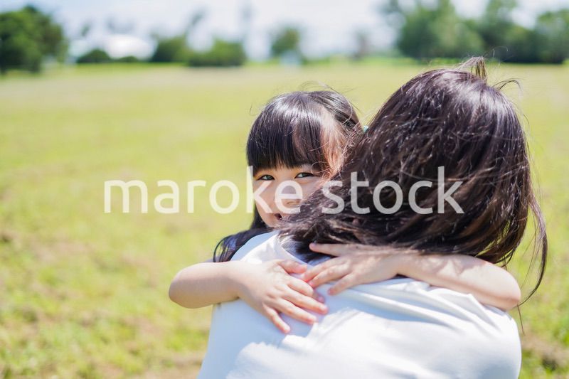 小さな子供を抱っこするお母さん
