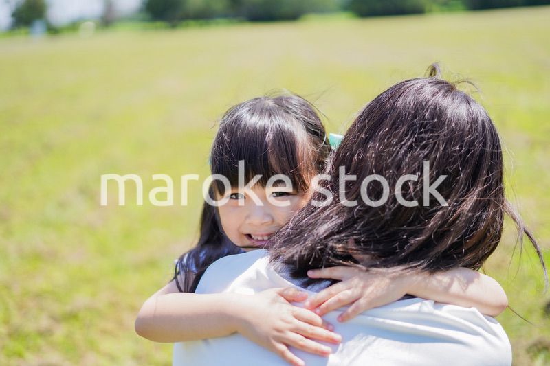 小さな子供を抱っこするお母さん