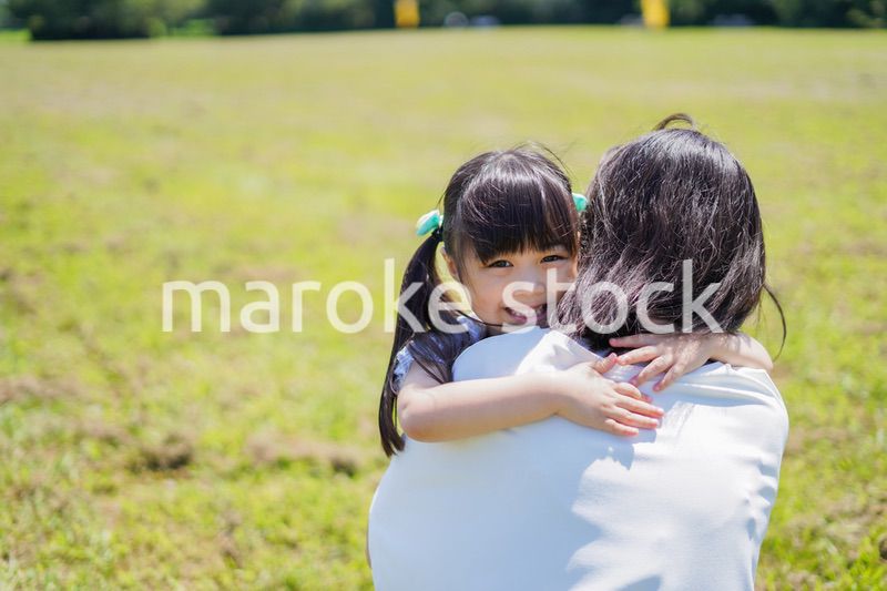 小さな子供を抱っこするお母さん