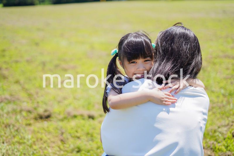小さな子供を抱っこするお母さん
