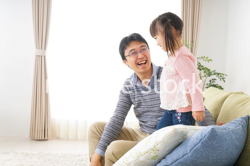 子育てをするイクメンパパ