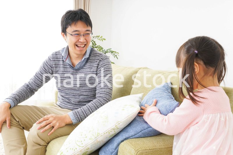 子育てをするイクメンパパ