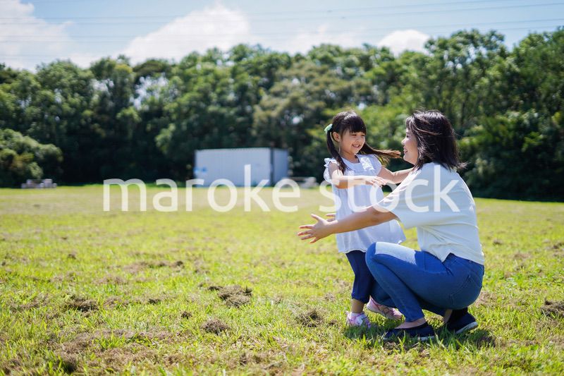 小さな子供を抱っこするお母さん