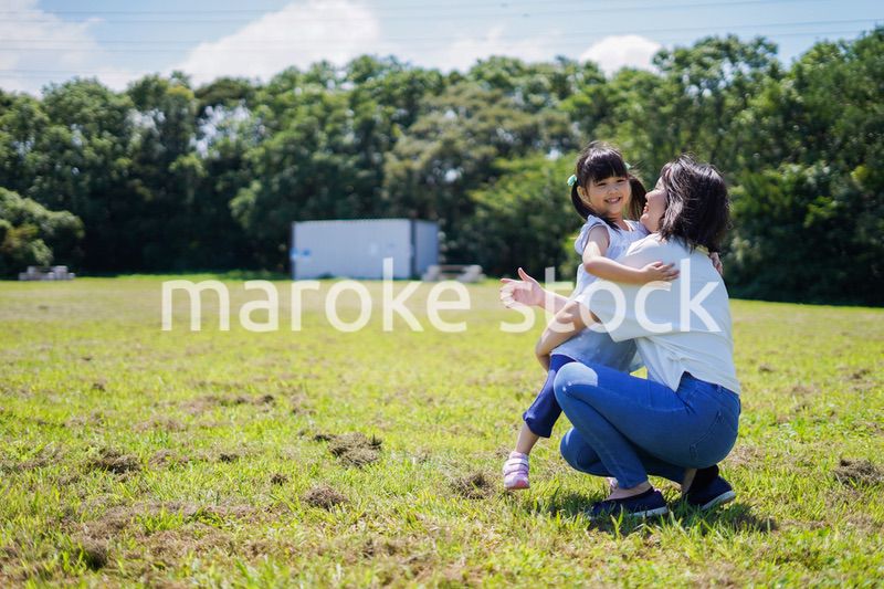 小さな子供を抱っこするお母さん