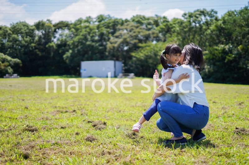 小さな子供を抱っこするお母さん