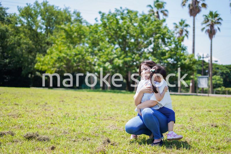 小さな子供を抱っこするお母さん