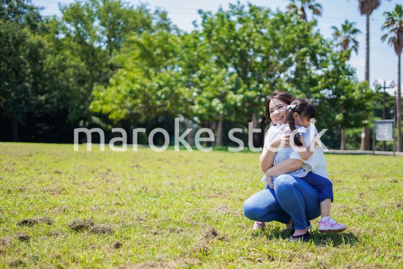 小さな子供を抱っこするお母さん