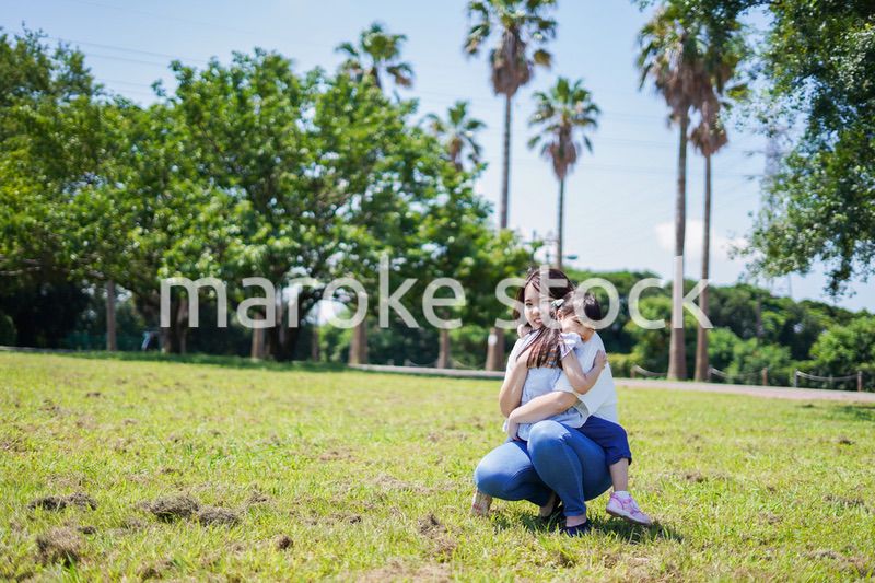小さな子供を抱っこするお母さん