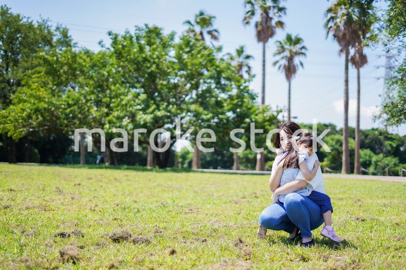 小さな子供を抱っこするお母さん