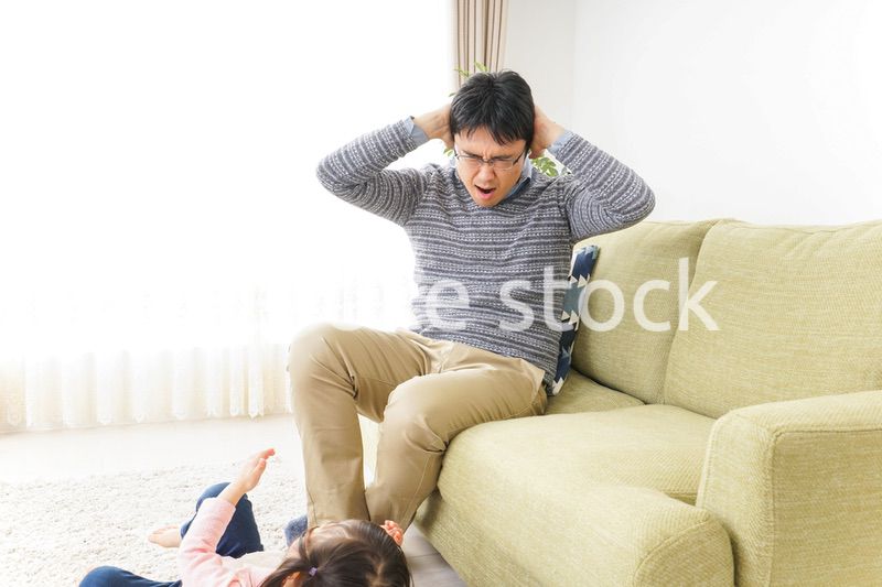 子育てのストレスを感じるお父さん