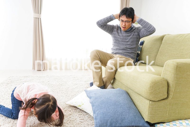 子育てのストレスを感じるお父さん