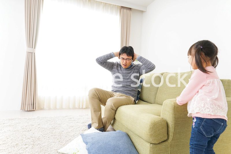 子育てのストレスを感じるお父さん