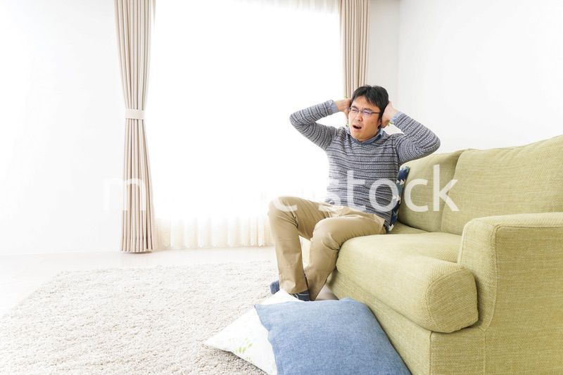 子育てのストレスを感じるお父さん