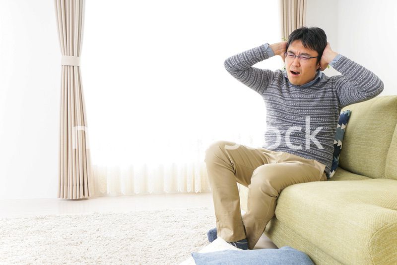 子育てのストレスを感じるお父さん