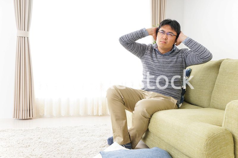 子育てのストレスを感じるお父さん