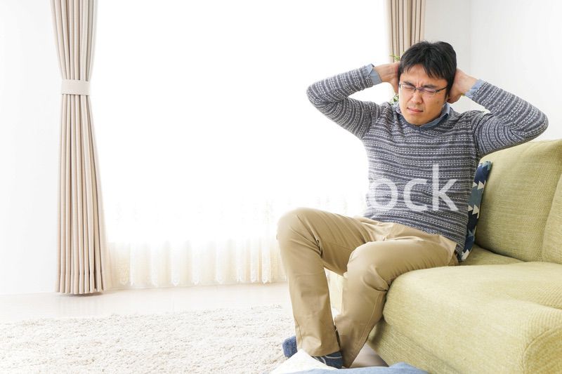 子育てのストレスを感じるお父さん