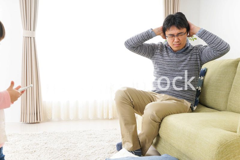 子育てのストレスを感じるお父さん