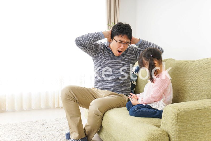 子育てのストレスを感じるお父さん