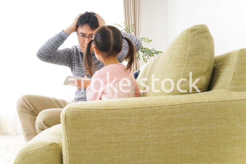 子育てのストレスを感じるお父さん
