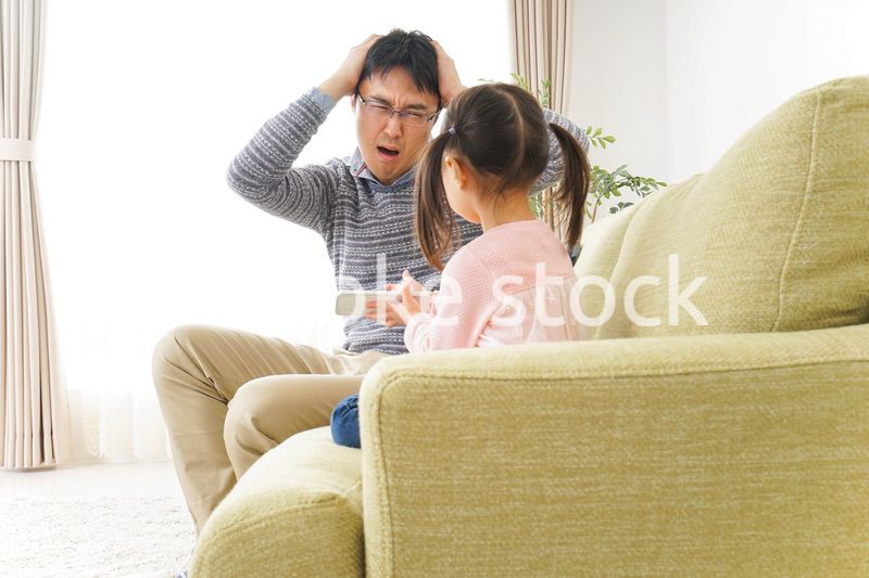 子育てのストレスを感じるお父さん