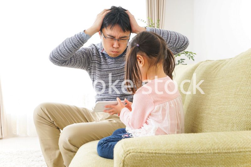 子育てのストレスを感じるお父さん