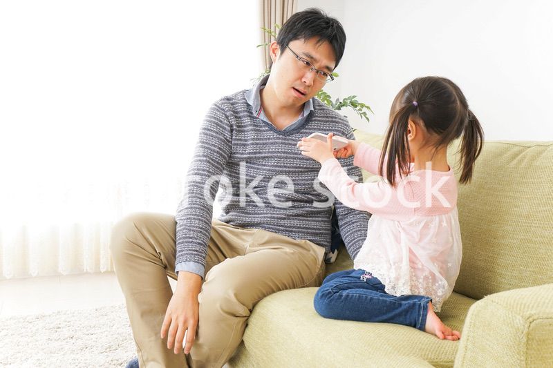 子育てのストレスを感じるお父さん