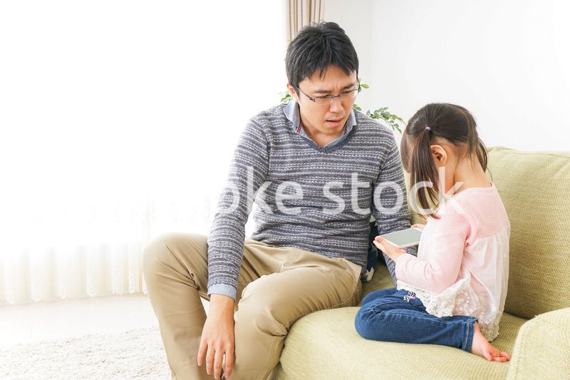 子育てのストレスを感じるお父さん