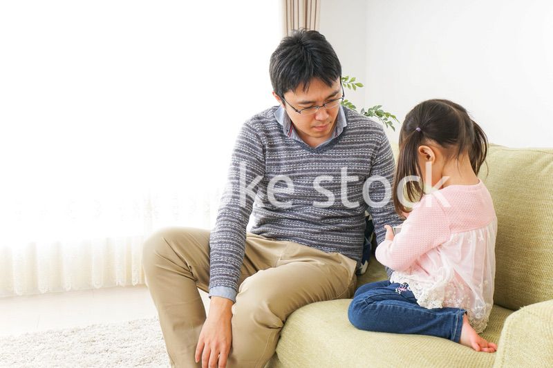 子育てのストレスを感じるお父さん