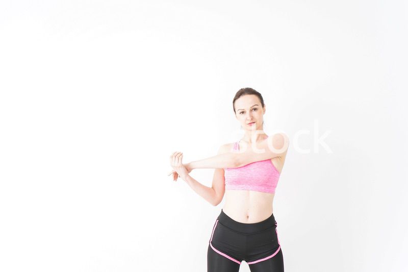 スポーツウェアを着てストレッチをする外国人の女性