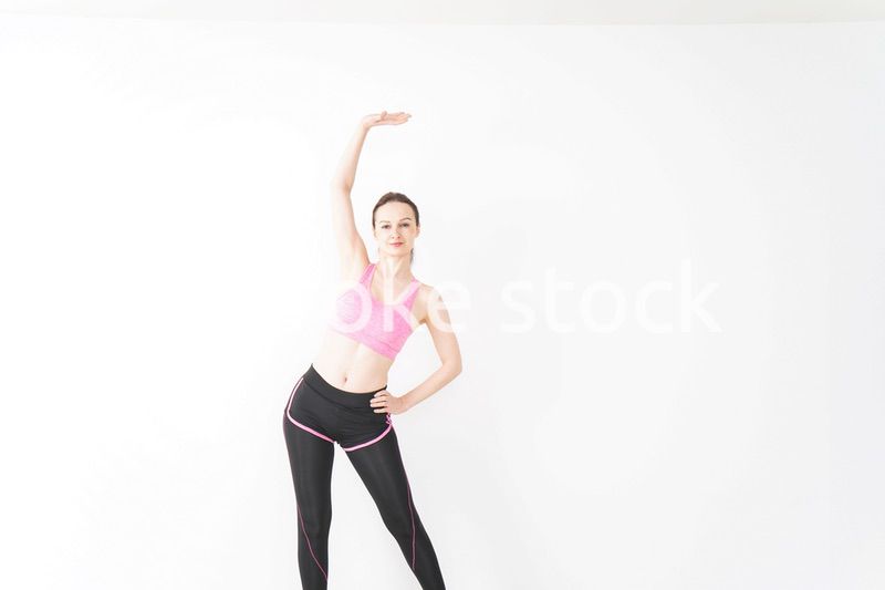 スポーツウェアを着てストレッチをする外国人の女性