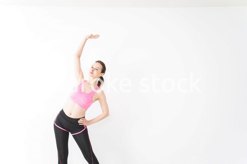 スポーツウェアを着てストレッチをする外国人の女性