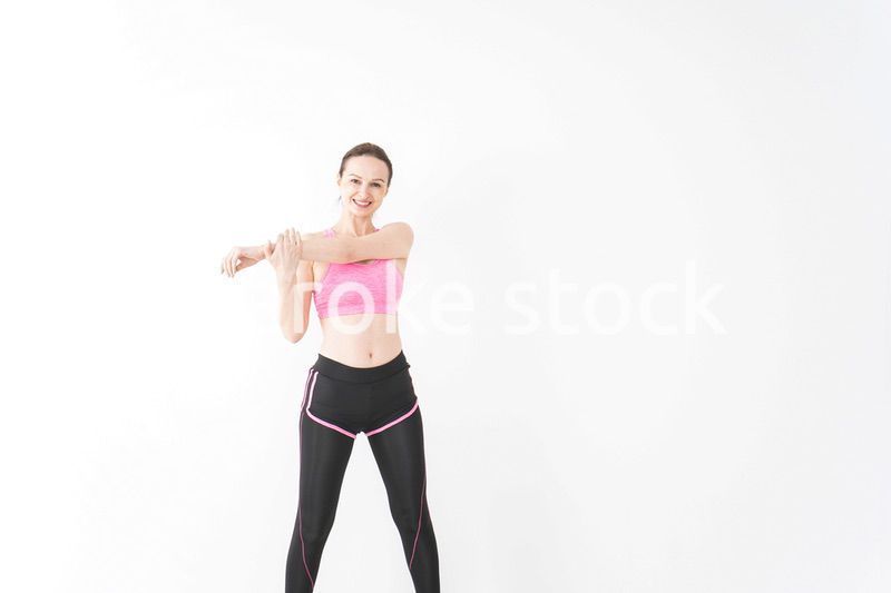 スポーツウェアを着てストレッチをする外国人の女性