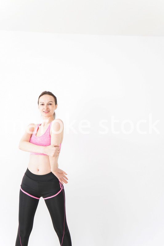 スポーツウェアを着てストレッチをする外国人の女性