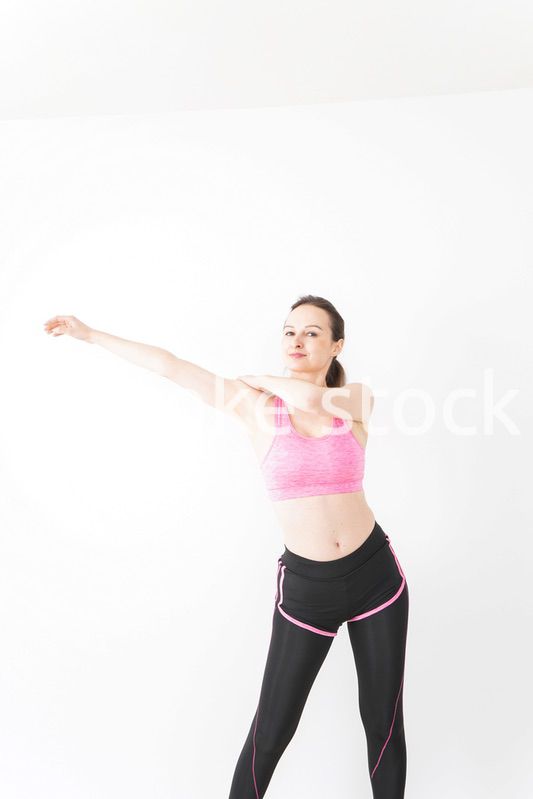 スポーツウェアを着てストレッチをする外国人の女性