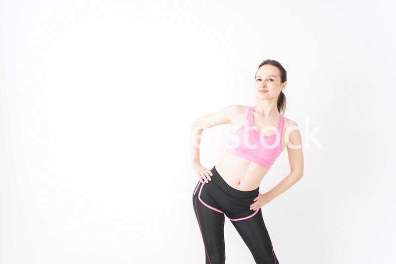 スポーツウェアを着てストレッチをする外国人の女性