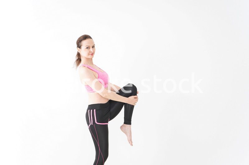 スポーツウェアを着てストレッチをする外国人の女性